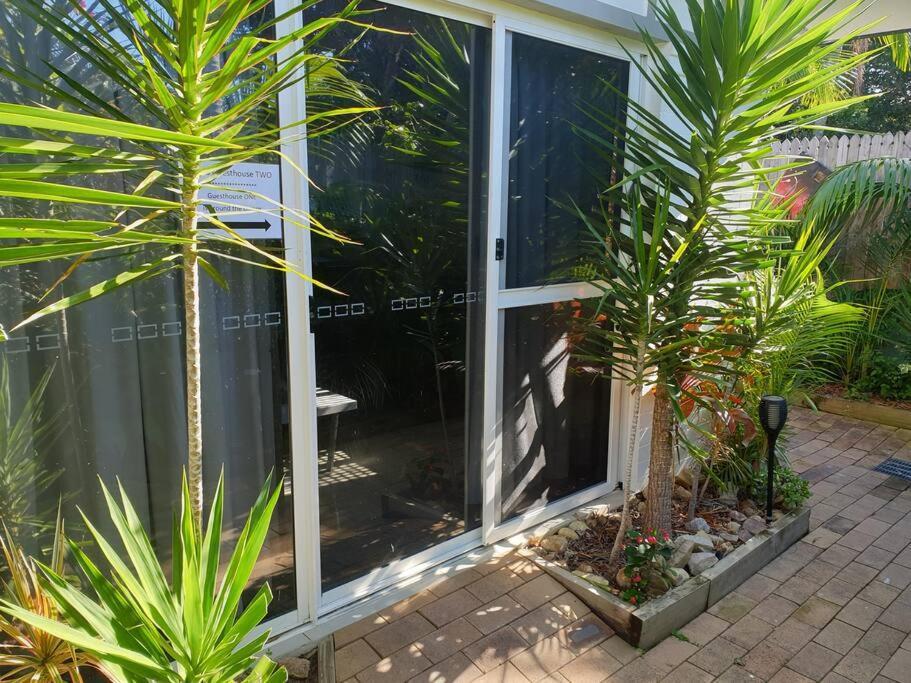 Pet Friendly & Spacious Two Bedroom Guest Unit Caloundra Zewnętrze zdjęcie